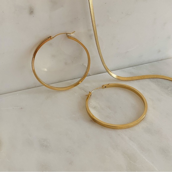 18k gold Hoop Earrings, thick gold hoop, big hoop earrings, medium gold hoops - Picture 4 of 13